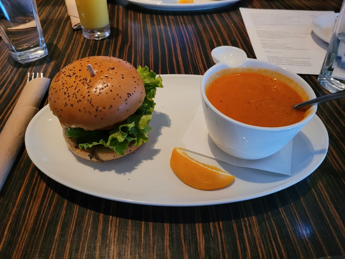 Hamburger Le Méditerranéen Avec Soupe Du Jour Plutôt Que Frites
