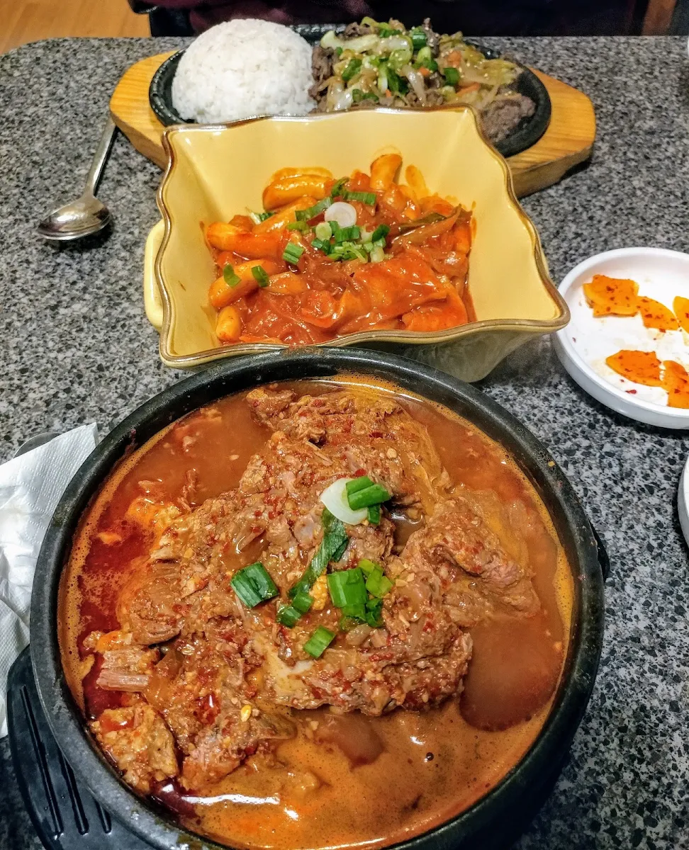 Pork Bone Soup and Rice Cakes