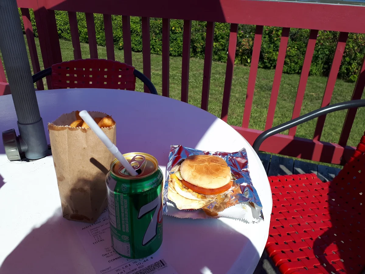 Cheeseburger Avec Une Petite Frite