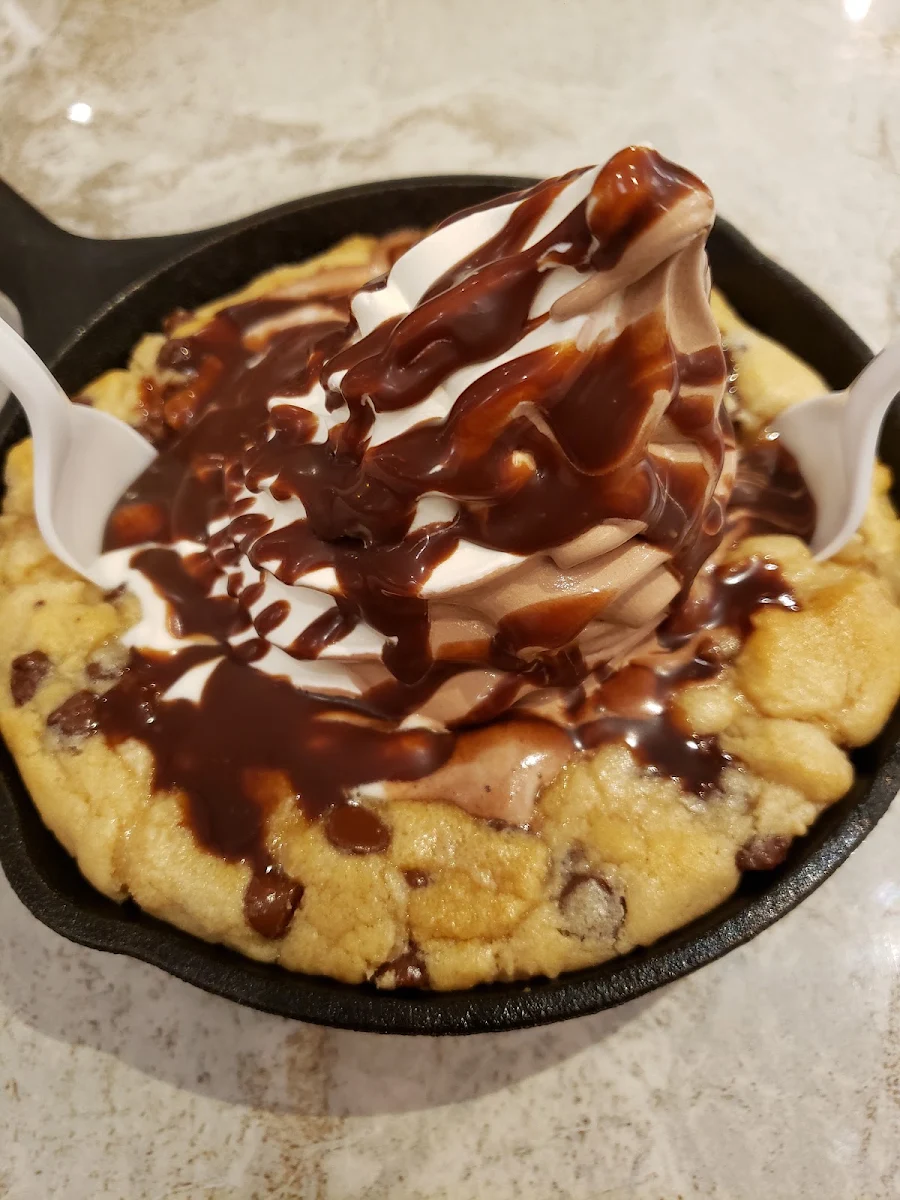 Skillet Cookie with Icecream