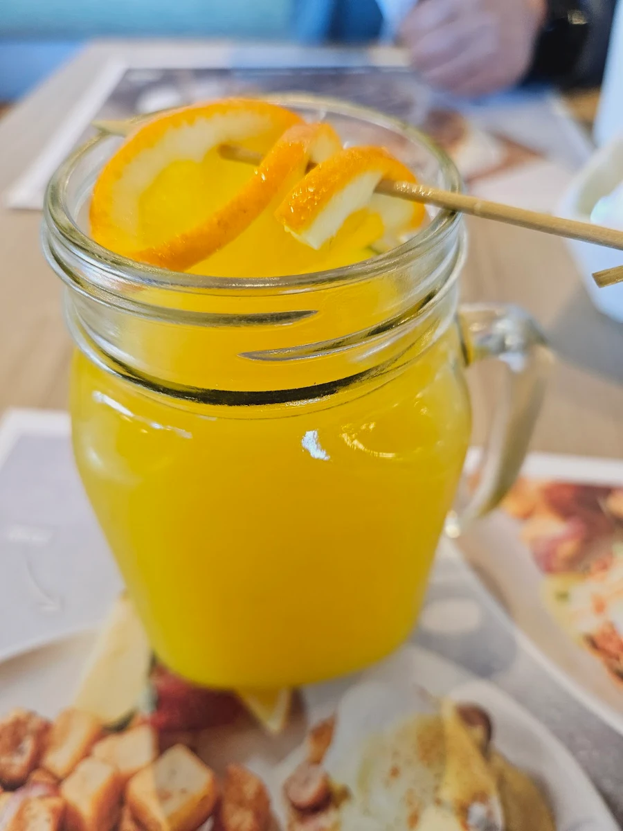 Freshly Squeezed Orange Juice Jus d'Orange Fraîchement Pressé