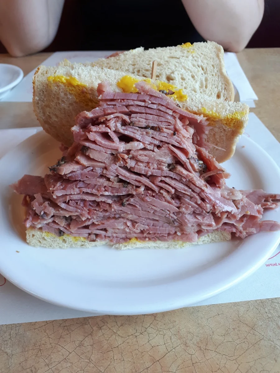 Smoked Meat Sandwich Sandwich À la Viande Fumée