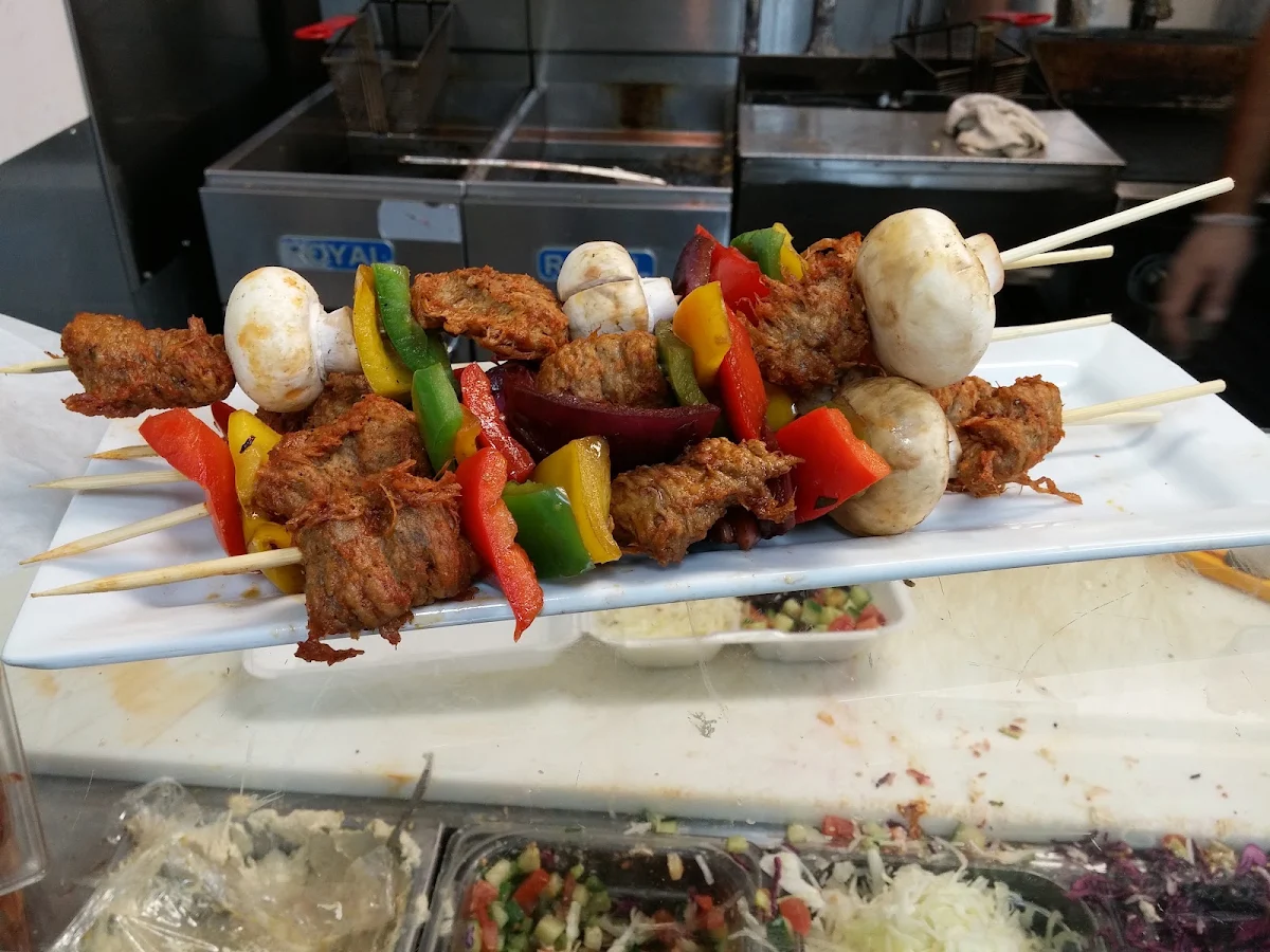 Hummus Veggie Shishtaouk Plate