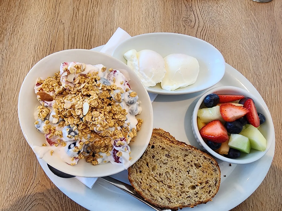 Pouches Eggs with Greek Yogurt and Fresh Fruits