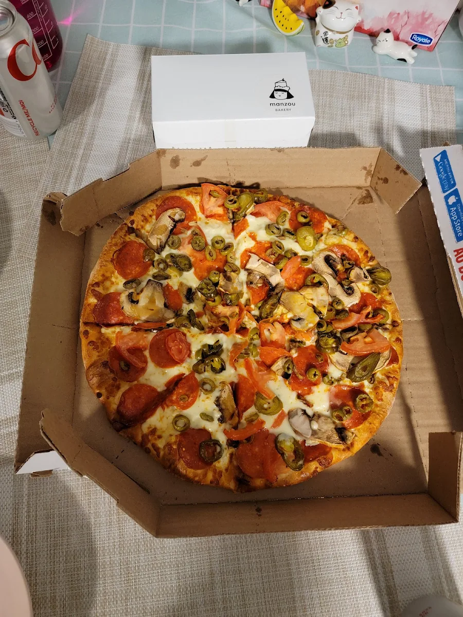 Alfredo Base Mushroom Pepperoni Jalapeños Bell Pepper Medium Pizza