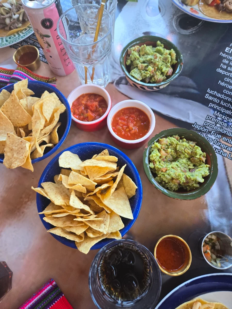 Guacamole Clásico 17 00 Freshly Mashed Avocado and Red Salsa þEsta Served with Tortilla Chips