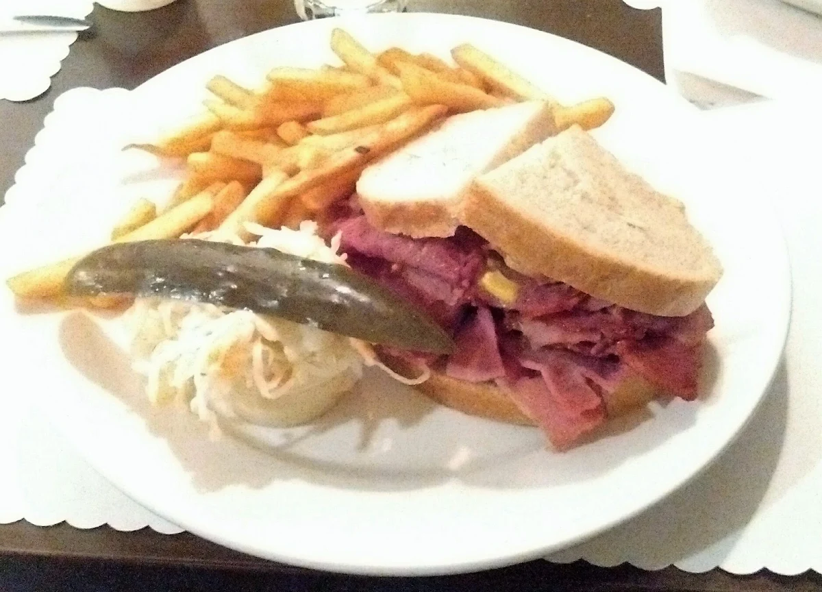 Plat de Sandwich À la Viande Fumée Smoked Meat Sandwich Plate