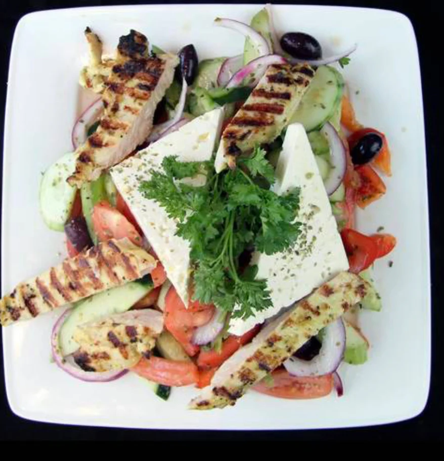 Salade Grecque Au Poulet Grillé Greek Salad With Grilled Chicken