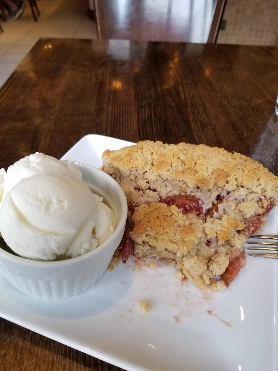 Strawberry Rhubarb Pie Ala Mode