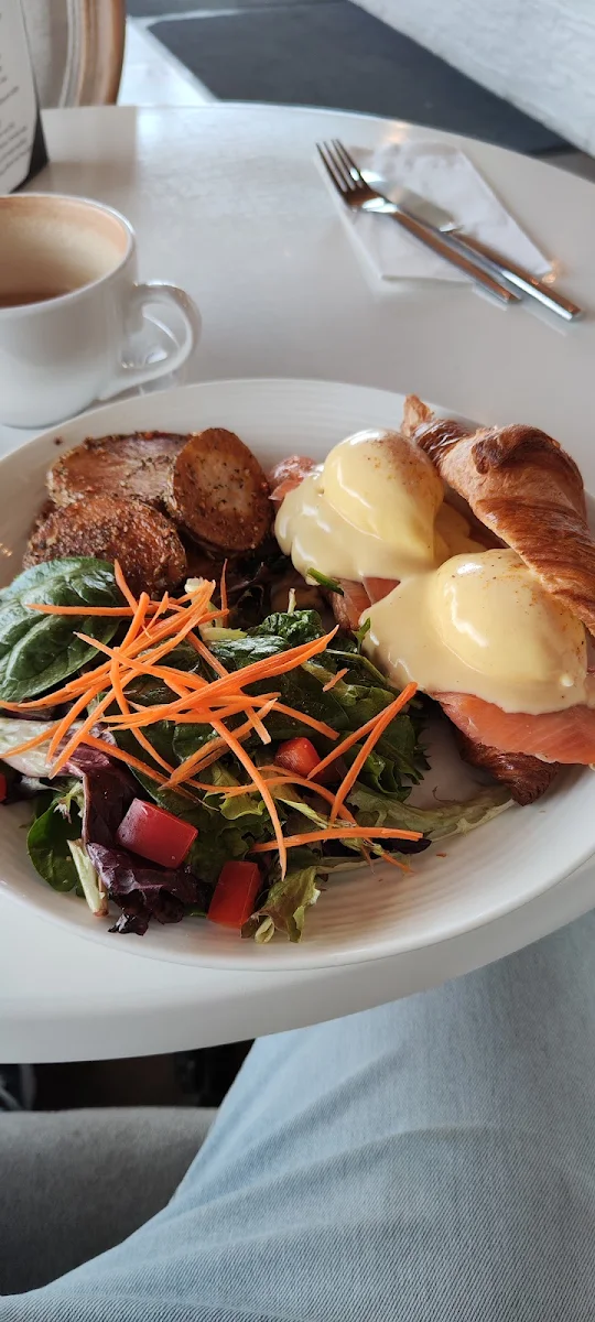 Salmon Benedict
