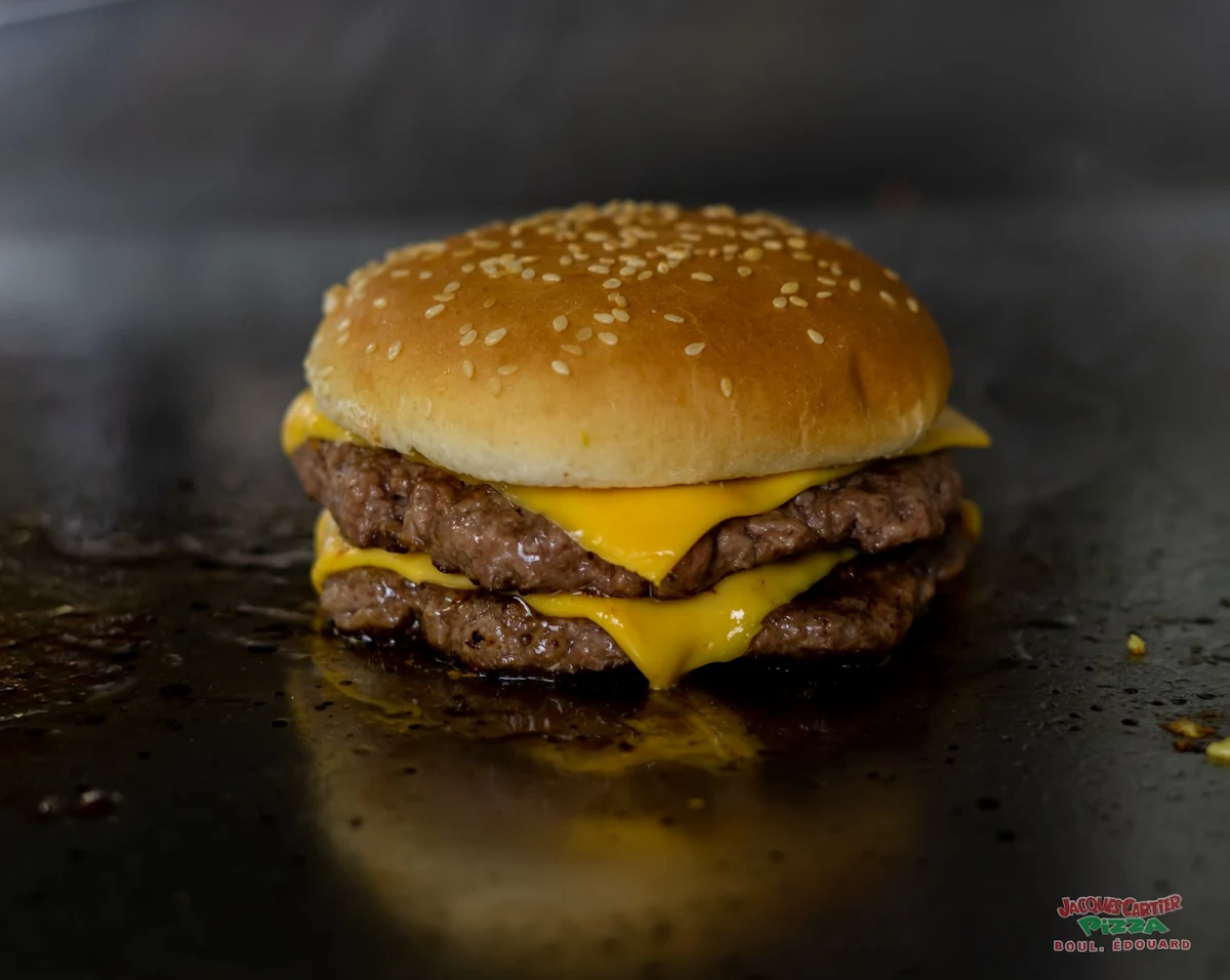 Double Cheeseburger, Jacques Cartier Pizza - St-Hubert