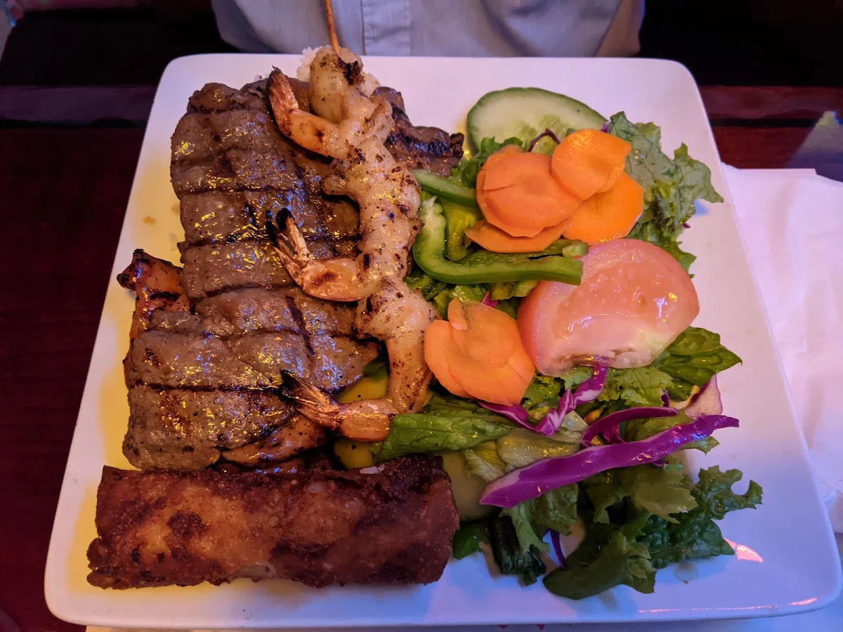 Poulet Boeuf Et Crevettes Grillées Riz Salade Et Rouleau