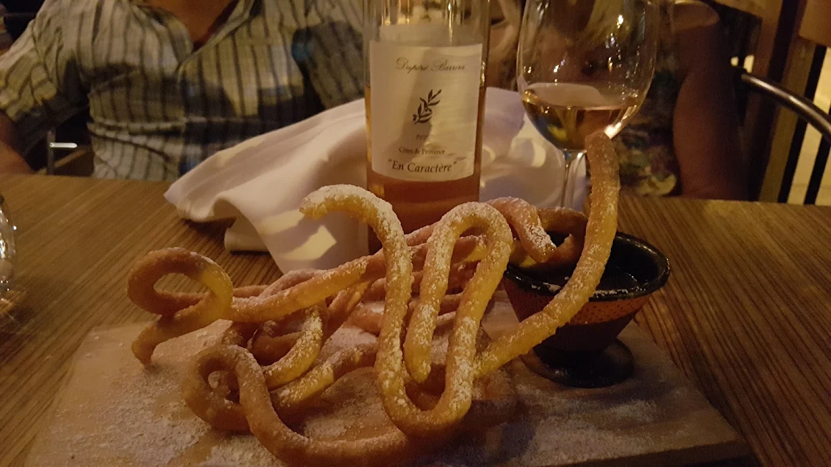 Rosé De Provence Avec Des Beignets Au Caramel Salé
