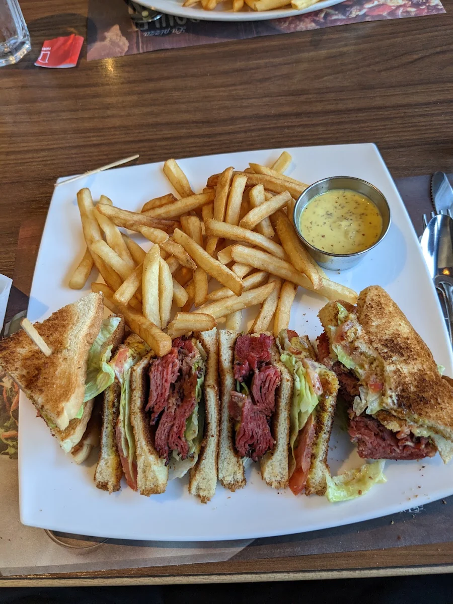 Club Sandwich Smoked Meat