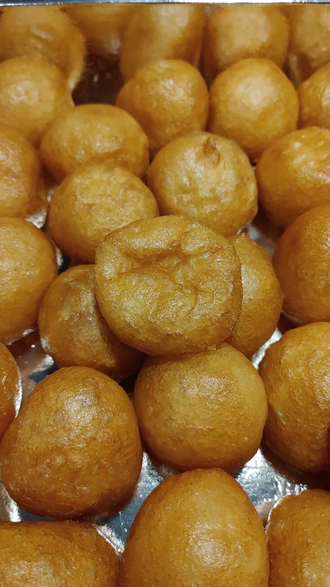 Puff Nature Avec Coulis de Chocolat Et Fraise Dans Un Contenant