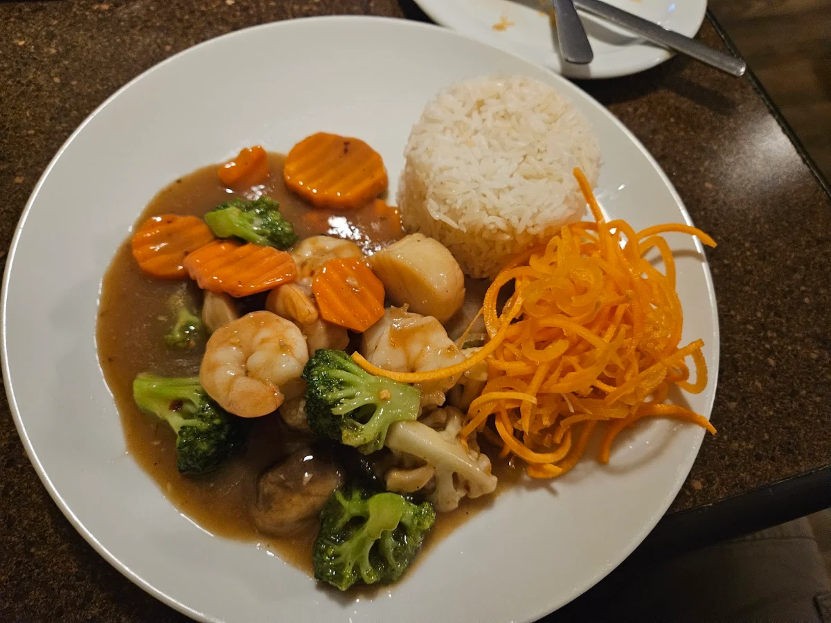 Stir Fried Scallops Shrimp Pad Thai