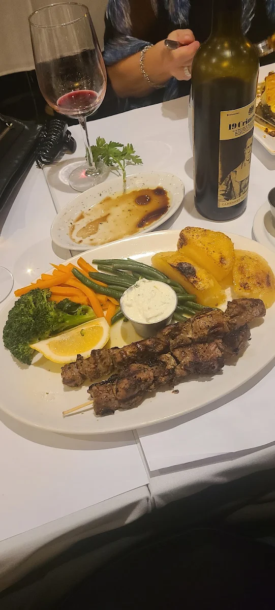 Assiette de Souvlaki Au Porc Pork Souvlaki Plate