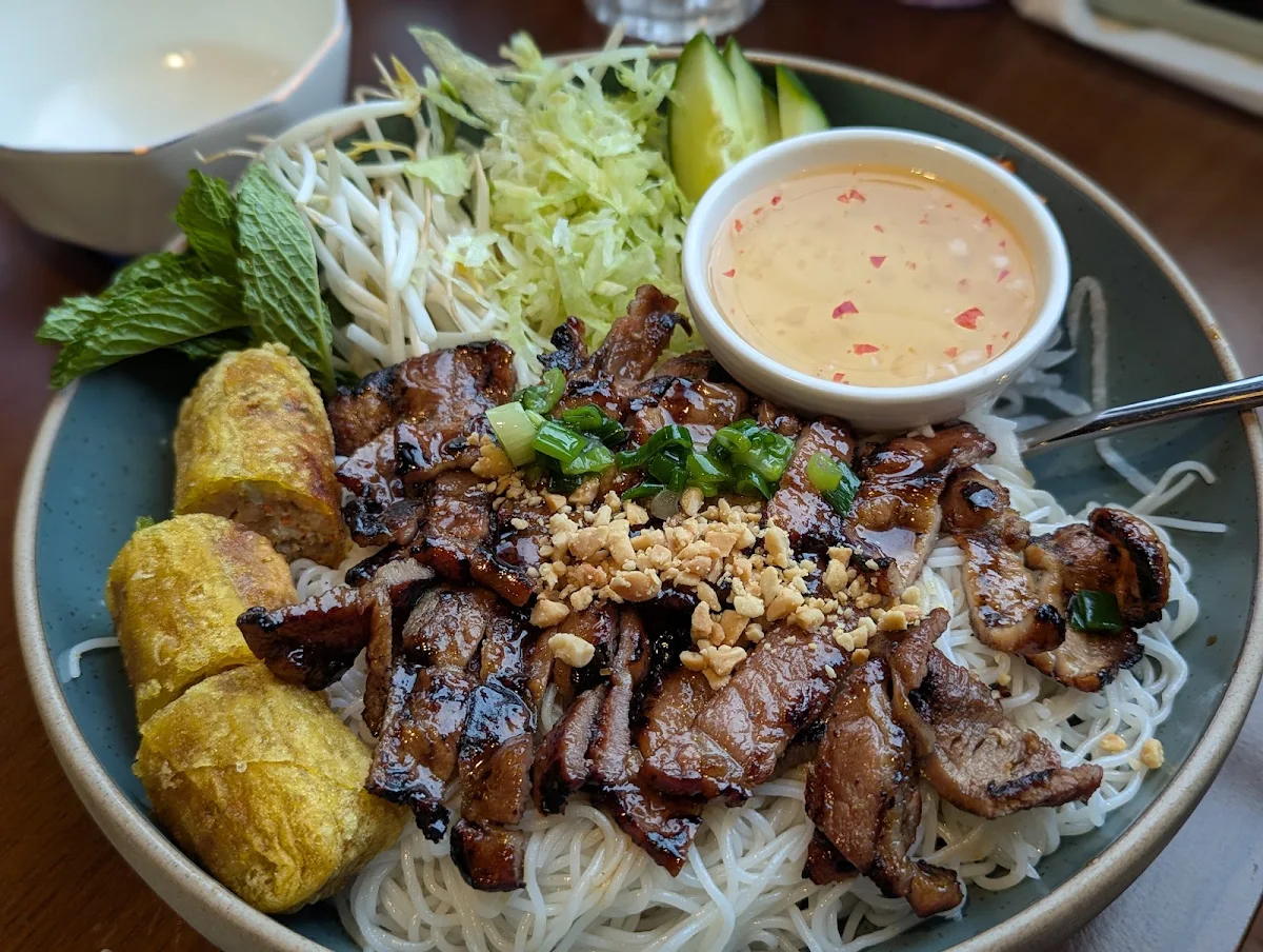 Bun with Grilled Beef