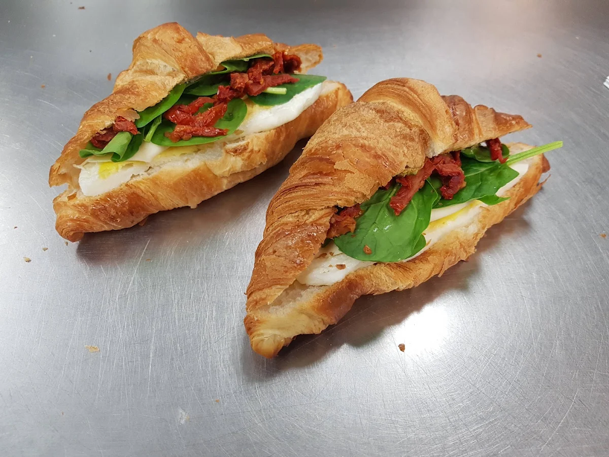 Croissant Dejeuner Végétarien Oeuf Fromage Suisse Pesto Basilic Tomates Séchés Et Épinards