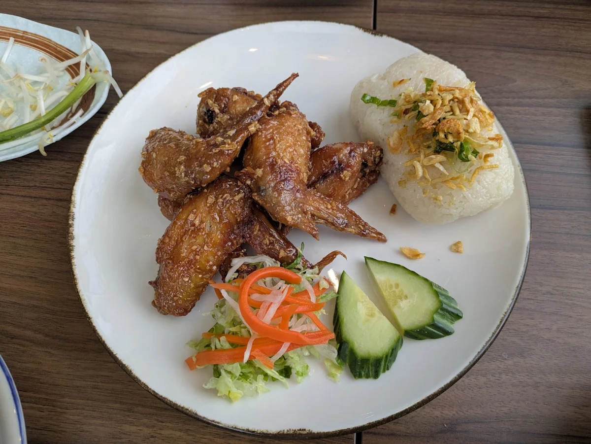 Cánh Gà Chiên Nước Mắm Ăn Kèm Xôi