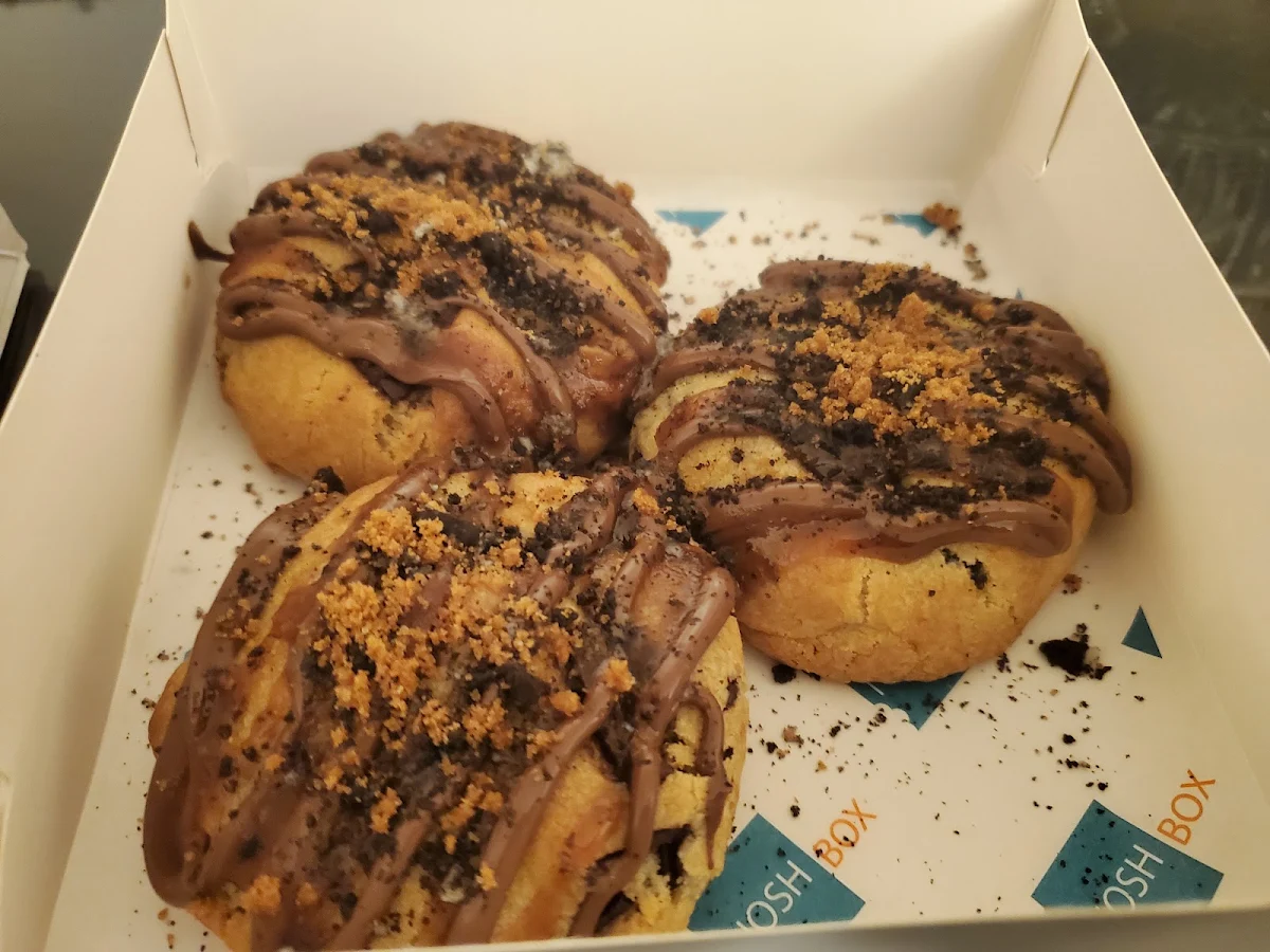 Cookie Chocolat Noir Avec Sauce Caramel Et Oreo