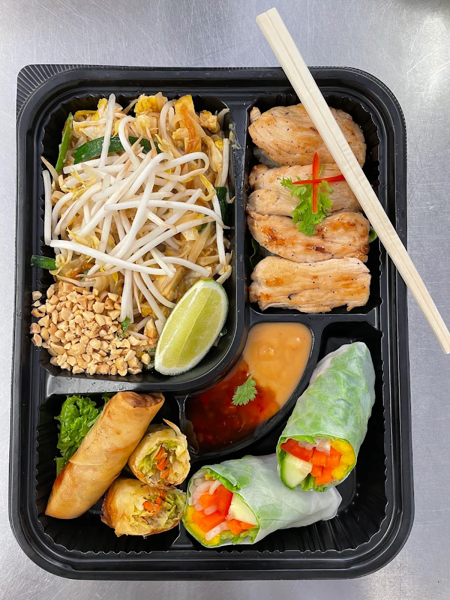 Lunch Chicken Pad Thai Combo