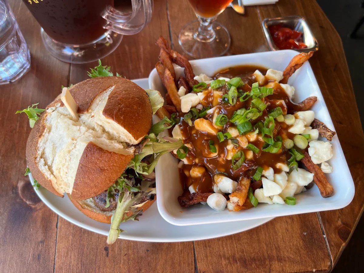 Classic Poutine, Burger Pub