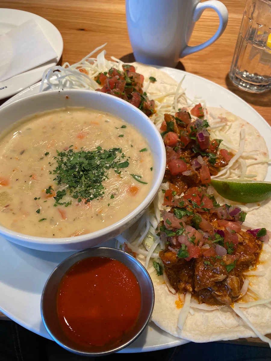 Earls Famous Clam Chowder Large