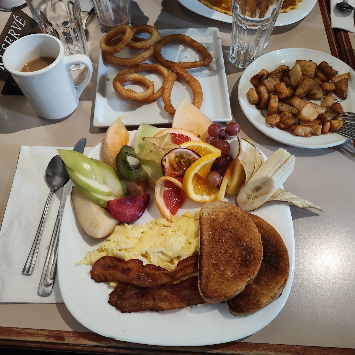 Pain Doré Avec Choix de 2 Fruits French Toast With Choice Of 2 Fruits