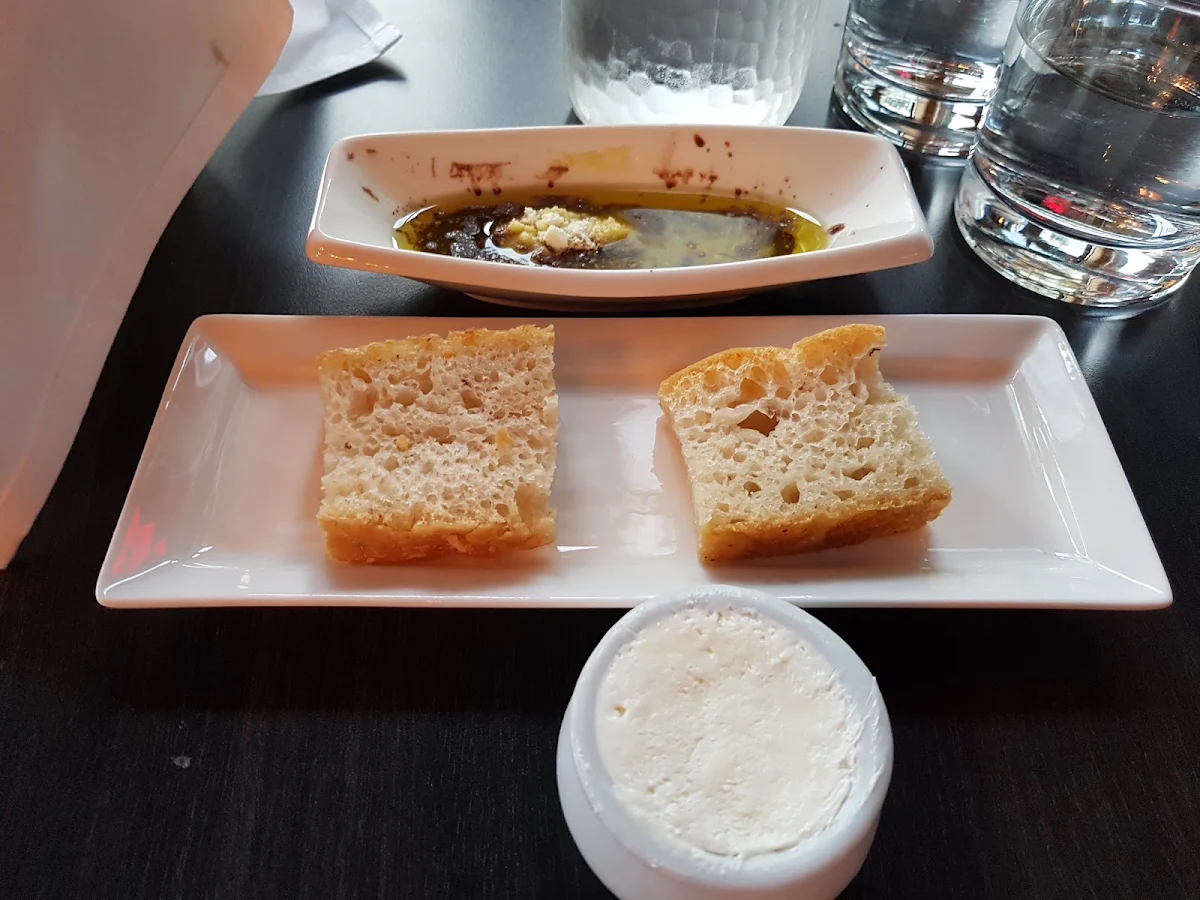 Des Petits Pains Chauds Avec L'Huile D'Olive Et Du Vinaigre Balsamique