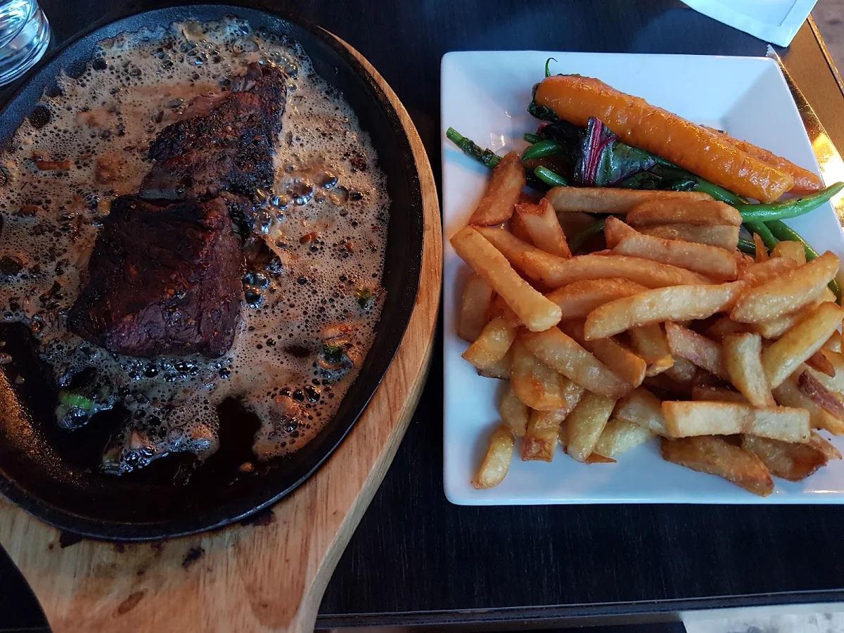 La Bavette Très Bien CUIT Avec Frites Et Des Légumes