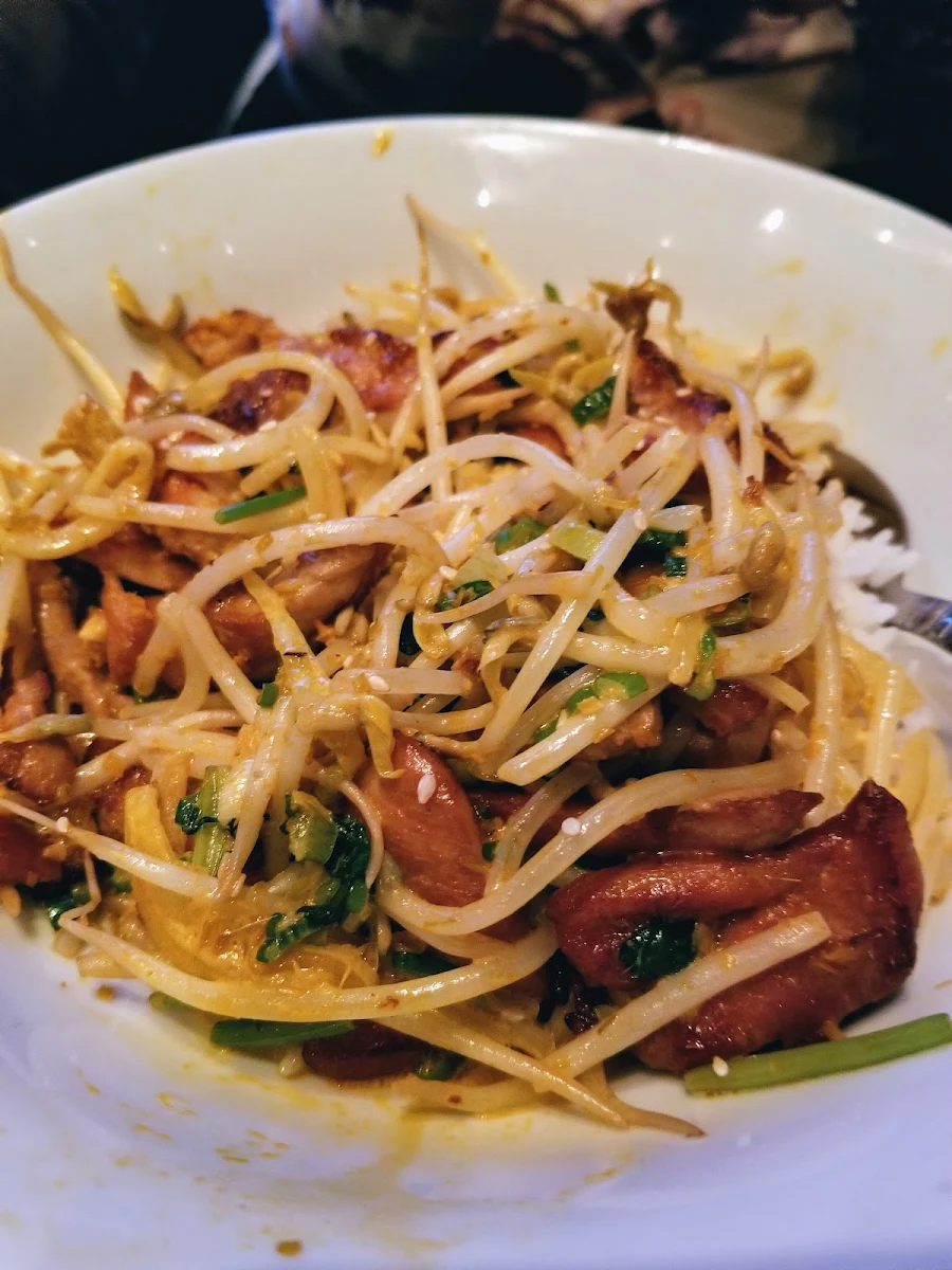 GA Xao Rau Cai Garlic Chicken & Stir-Fried Yu Choy