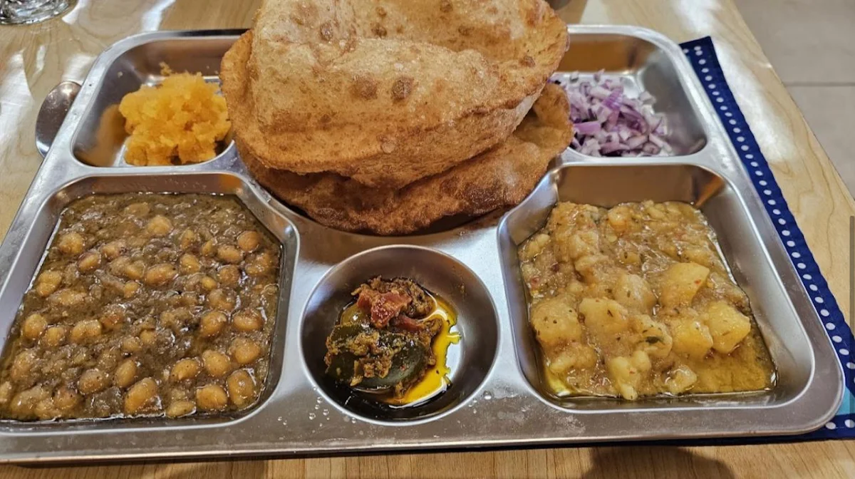 Halwa Puri Tali 2 Puri Lahori Chana Potato Tarkari Halwa & Achar For 1 Person