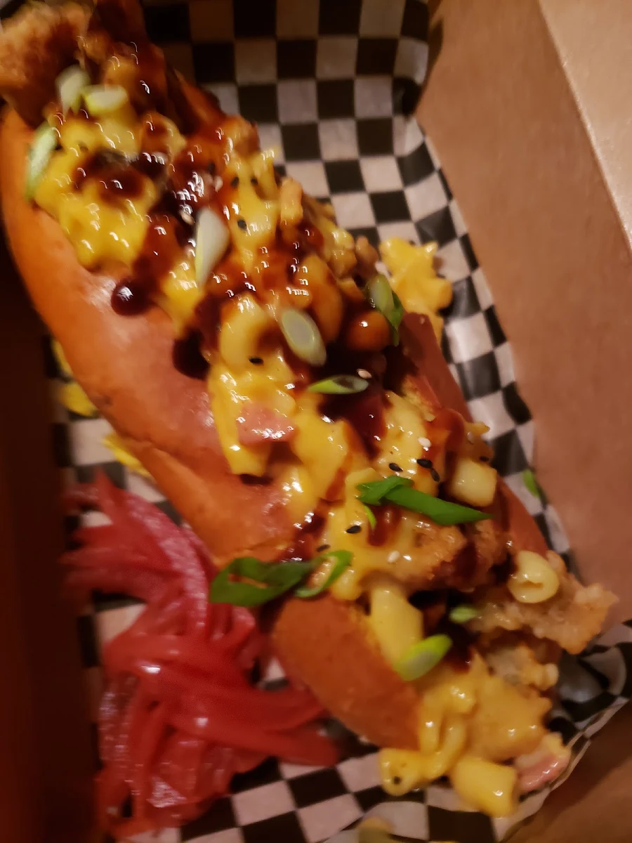 Cheddar Mac and Fried Chicken Hero
