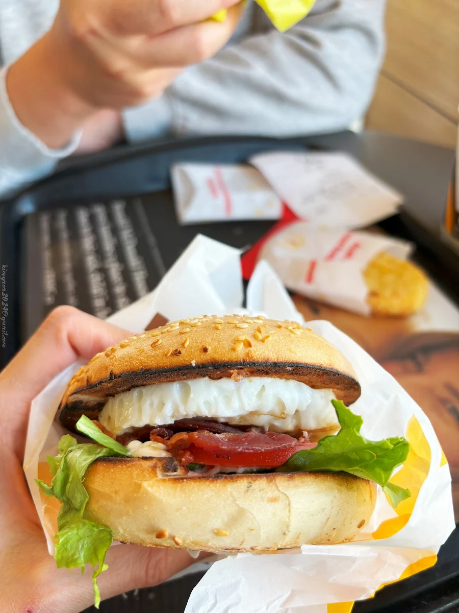 Sesame Egg blt Bagel