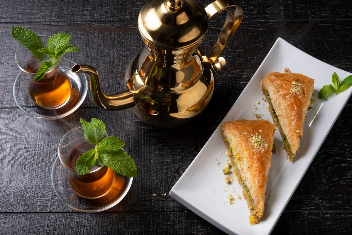 Tea Pot with 2 Baklava
