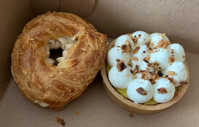 Paris Brest à Gauche Tartelette Citron-Choco à Droite