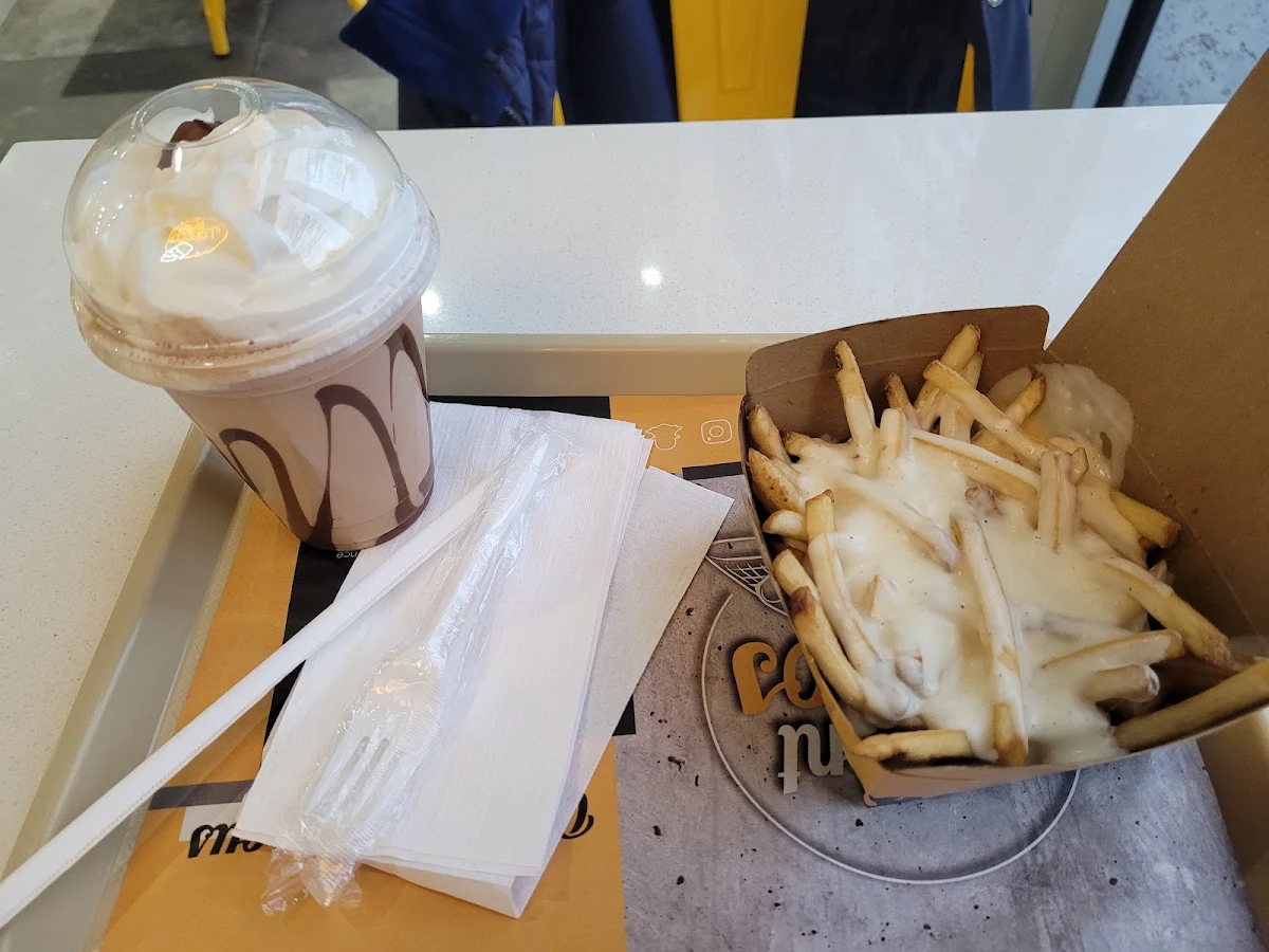 Frites Sauce Fromagerie Et Shake