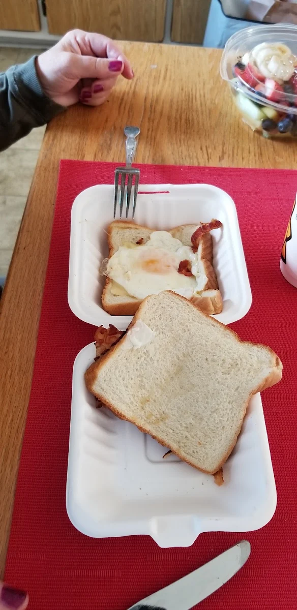 Quand On Demande Une Assiette de Pain Doré Avec Oeuf Et Bacon Sandwich Avec Fromage