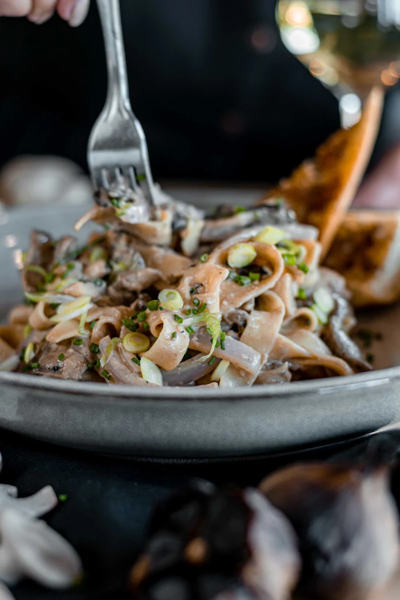 Aux Champignons Et À la Crème d’Ail Noir Végétarien Mushroom And Black Garlic Cream Vegetarian