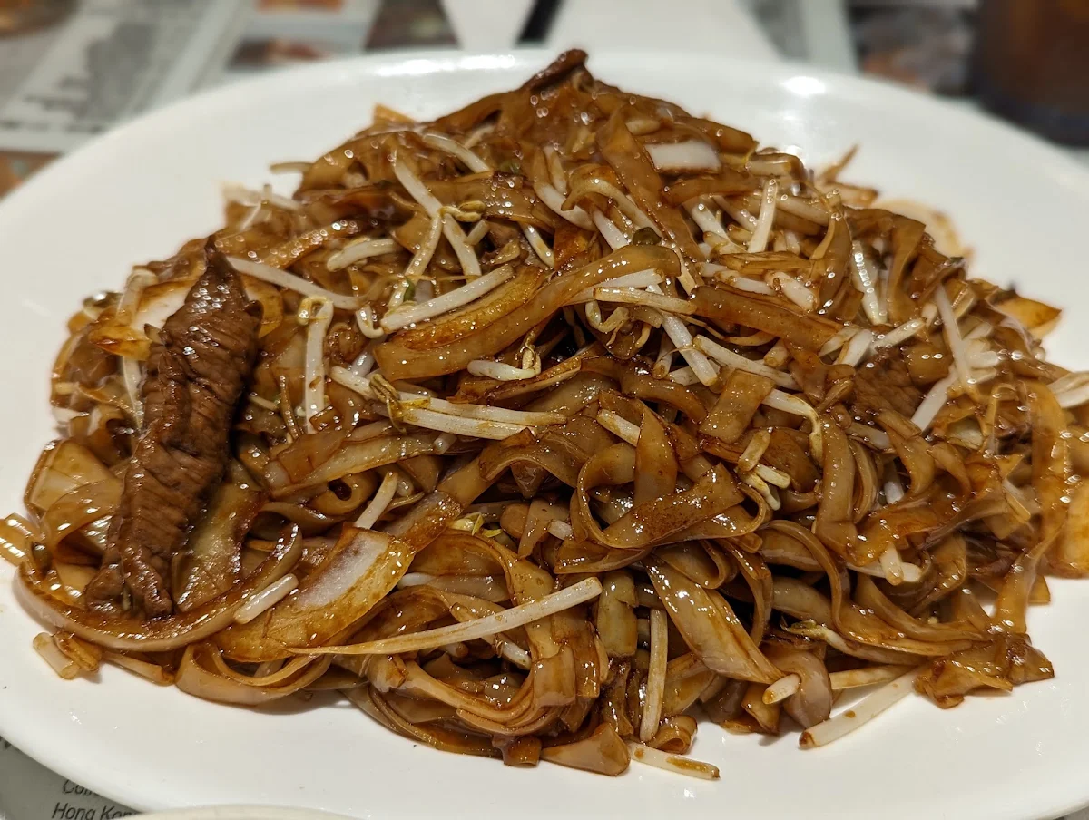 Sliced Beef Fried Rice Noodle with Soy Sauce