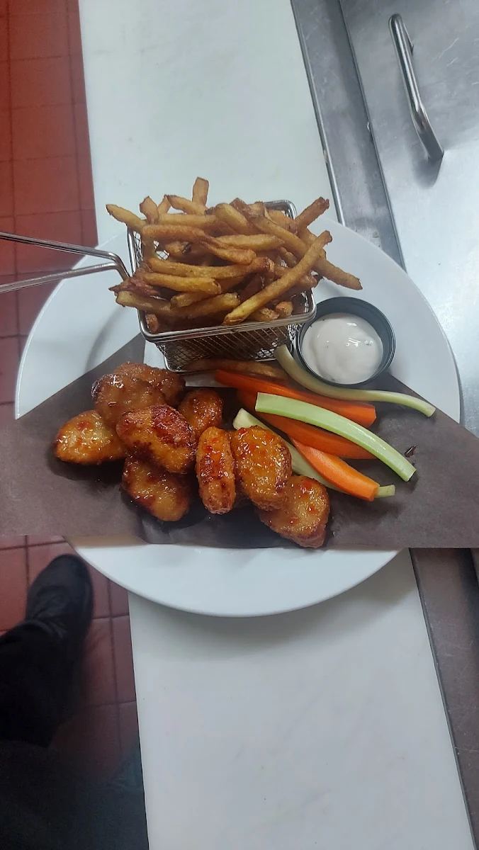 Boneless Chicken Wings with Fries