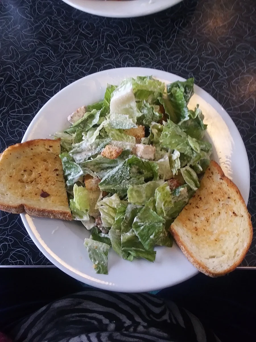 Full Caesar Salad with Garlic Toast