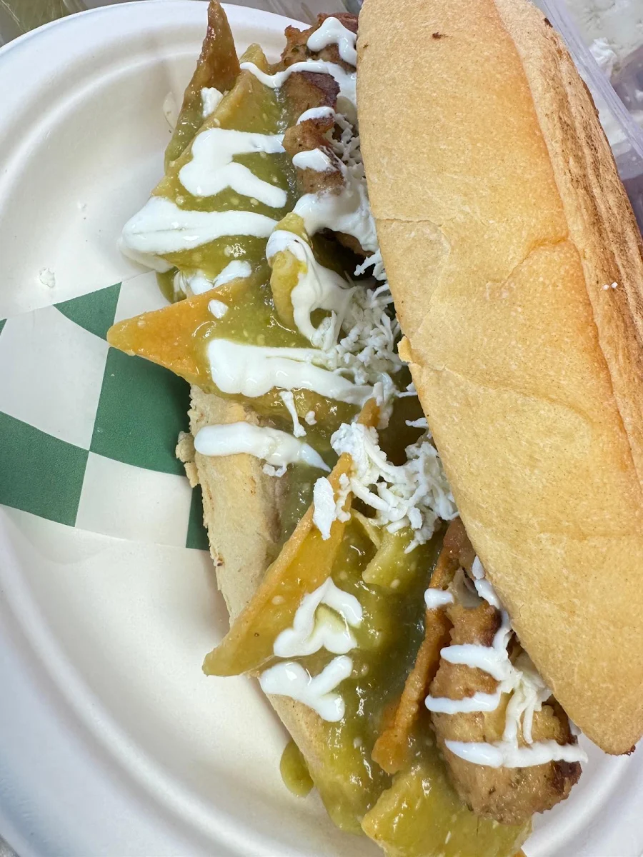 Torta de Chilaquiles Verdes O Rojos Con Milanesa