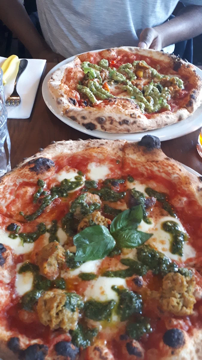 Pizza Polpette En Bas Et Pizza Saucisses Italiennes Douces En Haut