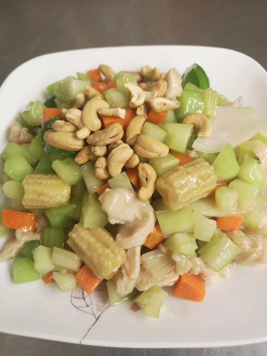 Dice Vege with Chicken and Cashew Nuts