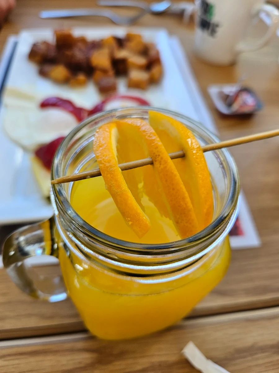 Freshly Squeezed Orange Juice Jus d'Orange Fraîchement Pressé