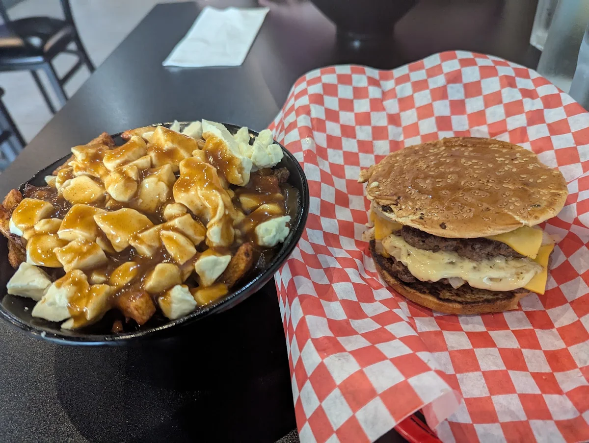 La Poutine Cheeseburger-Bacon 22 the Cheeseburger-Bacon Poutine