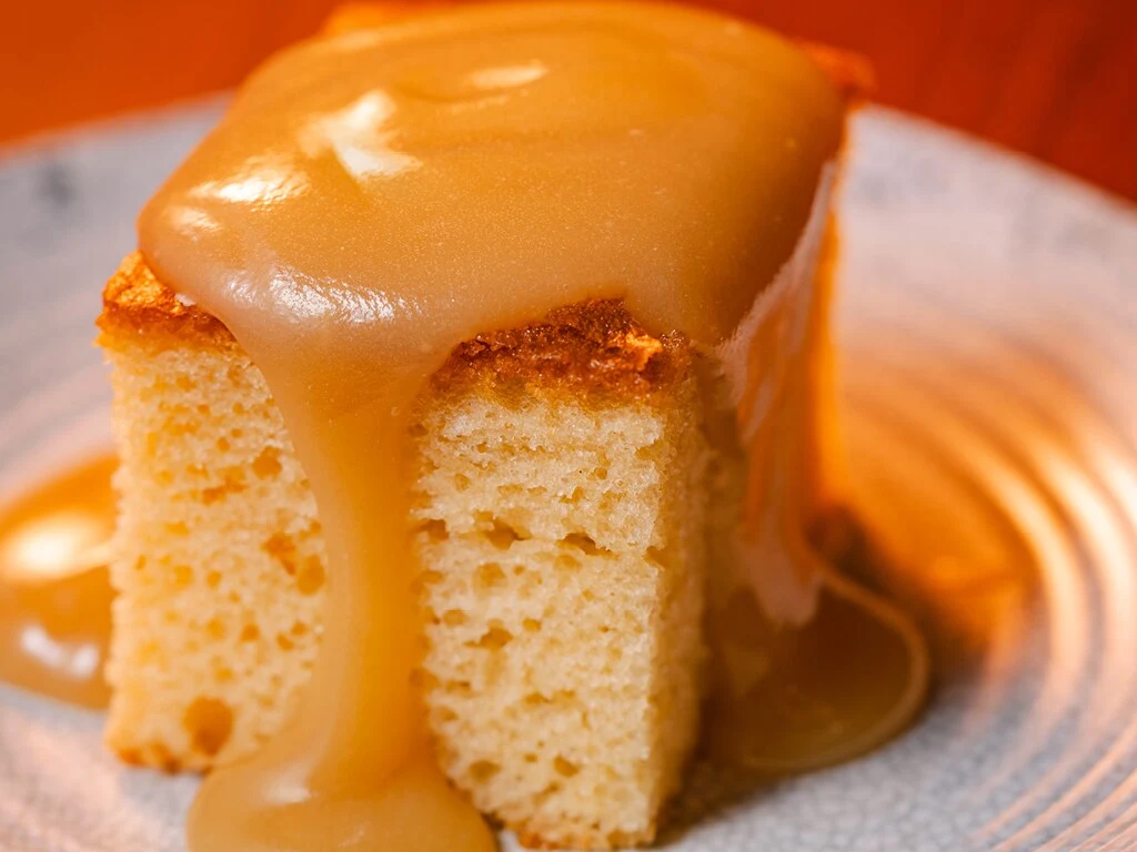 Gâteau Vanillé Avec Sauce Sucre À la Crème Vanilla Cake With Sugar Cream Sauce
