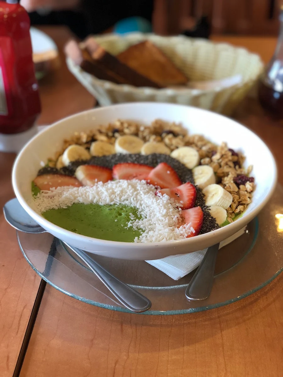 Kale-Mango Smoothie Bowl